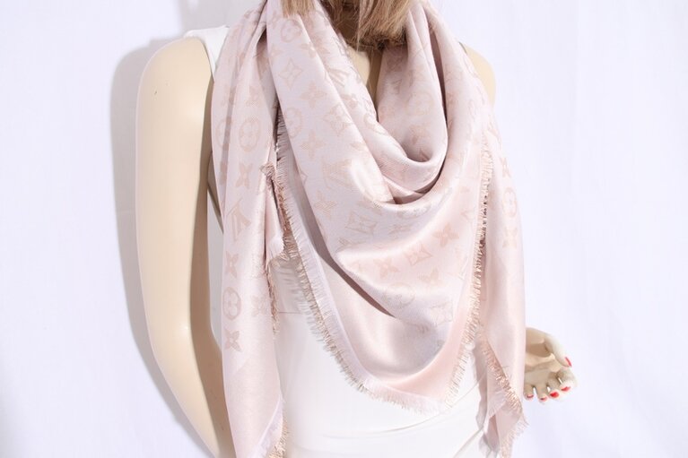 Louis Vuitton Monogram Shine Tuch Rose-Weiss Wolle Seide M75086